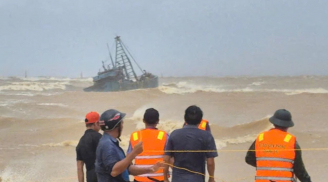 2 tàu gặp nạn khi vào bờ tránh bão Bualoi , 10 người còn mắc kẹt ngoài khơi