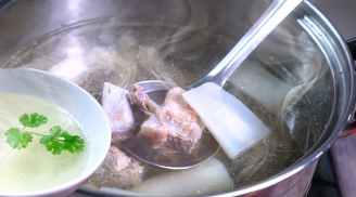 Hầm canh xương bỏ nước lạnh là dại: Thả thứ này vào nước trong veo, ngọt lịm không cần dùng mì chính