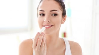 Mách nàng cách giải quyết tình trạng môi khô nứt nẻ mùa Thu