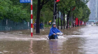 Mưa lớn kéo dài khiến nhiều tuyến phố Hà Nội ngập sâu, “đường hóa sông”, giao thông tê liệt