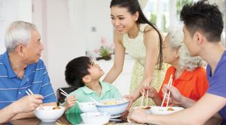 Nhiều bệnh tật bắt nguồn từ bữa tối: Bác sĩ cảnh báo 4 thói quen ăn tối cực hại sức khỏe