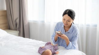 Trẻ đã ngủ, bố mẹ nằm cạnh dùng điện thoại: Có ảnh hưởng gì không? Sự thật khiến nhiều người bất ngờ