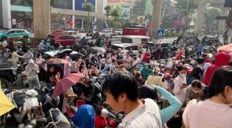 Giá vàng tăng nóng kỷ lục: Người dân xếp hàng chen chân chỉ để mua được 2 chỉ