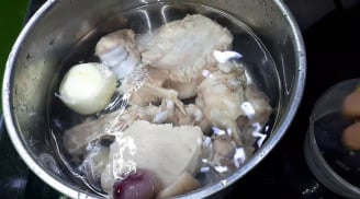 Hầm canh xương bỏ nước lạnh là dại: Làm theo cách này nước trong veo, ngọt lịm