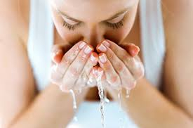 Việc rửa mặt vào buổi sáng có cần thiết không?