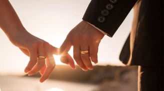 Hạnh phúc chạy lòng vòng: 2 tuổi lận đận tình duyên, kết hôn sớm càng khổ, 1 tuổi kết hôn muộn nhưng hạnh phúc