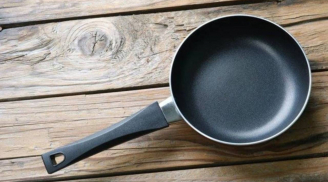 Chảo cũ mất chống dính cũng “hồi sinh” chỉ với vài giọt mẹo nhỏ ai cũng nên bi