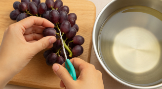 Sai lầm khi rửa nho bằng muối và baking soda: Cách này mới sạch trứng côn trùng, ăn được cả vỏ