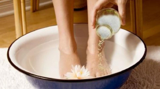 5 lý do nên ngâm chân bằng nước muối ấm trước khi ngủ