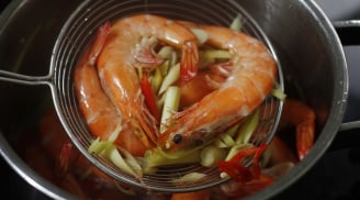 Luộc tôm thêm vào 1 thứ: Tôm lên màu đỏ đẹp, hết tanh- thịt ngọt