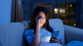 4 tác hại không ngờ tới của việc dùng điện thoại trước khi đi ngủ: Tự rút ngắn tuổi thọ và sức khỏe