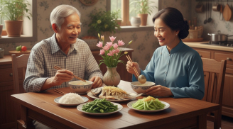 Sau 65 tuổi, ăn tối sai giờ dễ mất ngủ, hại tim: Đây mới là thời điểm “vàng” cho sức khỏe
