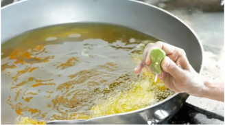 Vì sao nhiều người lại khuyên vắt cốt chanh vào chảo dầu trước khi chiên rán
