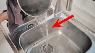 Đổ nước nóng vào bồn rửa bát gây ra 2 tác hại lớn, không phải ai cũng biết