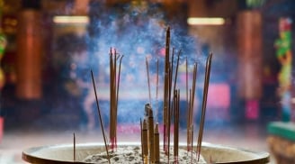 Vì sao khi thắp hương phải mở to cánh cổng?