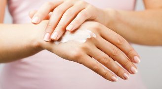 Mẹo khắc phục da tay khô nứt nẻ vào mùa đông