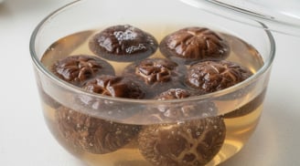 Hóa ra ngâm nấm hương chỉ cần thêm 1 thứ, mềm nhanh, dậy mùi hơn hẳn