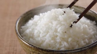 Nấu cơm chỉ bỏ nước lạnh thôi chưa đủ: Thả thêm thứ này vào cơm tơi xốp thơm dẻo hơn nhiều