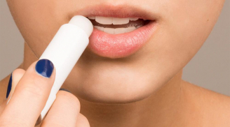 Công thức son dưỡng môi phổ biến, dễ áp dụng, giúp đôi môi mềm mại, hồng hào và căng mọng tự nhiên.