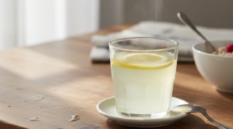 Nhiều người tin nước chanh ấm tốt cho gan nhiễm mỡ, khoa học nói gì?