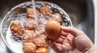Nên hay không nên rửa trứng trước khi bảo quản trong tủ lạnh? Câu trả lời đúng nhiều người không nghĩ tới