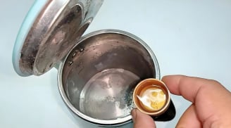 Đổ loại nước này vào ấm siêu tốc, hết hẳn cặn vôi, sạch bong như mới