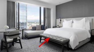 Vì sao cuối giường khách sạn hay có thêm 1 chiếc ghế đặc biệt, công dụng không như nhiều người nghĩ