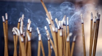 Đang thắp hương mà hương tắt giữa chừng, có phải là điềm xui xẻo, đại hạn?