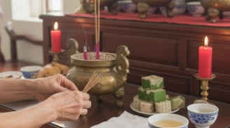 Đừng đợi 23 tháng Chạp mới tỉa chân nhang: Sai lầm âm thầm ảnh hưởng bàn thờ gia tiên