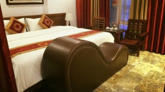 Vì sao cuối giường ở khách sạn thường có thêm 1 chiếc ghế cong?