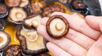 Ngâm nấm hương khô bằng nước nóng hay nước lạnh mới đúng? Nhiều người vẫn làm sai mà không biết