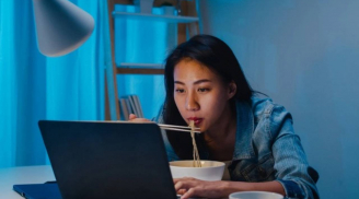 2 khung giờ trong ngày dễ gây tăng cân hơn cả ăn đêm, bác sĩ khuyến cáo nên tránh