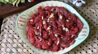 Tại sao khi ướp thịt bò, không nên cho muối đầu tiên?