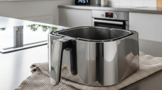 Nồi chiên không dầu bẩn mấy cũng sạch: Chỉ cần 2 thứ này, không phải chà rửa