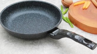 Chảo bong tróc lớp chống dính đừng vội vứt: Chỉ vài giọt này, chảo cũ “hồi sinh” như mới