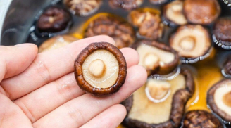 Ngâm nấm hương bằng nước nóng hay nước lạnh mới đúng? Hóa ra hầu hết mọi người đang làm sai