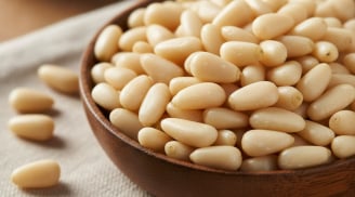 Hạt thông lên ngôi mâm mứt Tết 2026: Giá cao vẫn “cháy hàng”, điều gì khiến nhiều gia đình sẵn sàng chi mạnh?