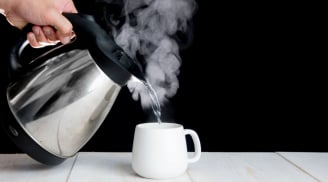 Vì sao nên uống nước ấm sau khi ngủ dậy mỗi sáng?