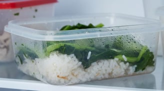 Mang cơm trưa đi làm: 3 món tuyệt đối không để qua đêm kẻo âm thầm hại sức khỏe