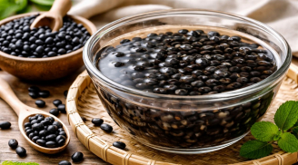 Vì sao nên ngâm hạt đậu đen trước khi nấu? Nhiều người uống nước đậu đen mỗi ngày vẫn mắc những sai lầm này