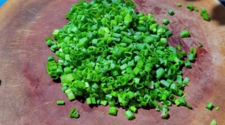 Mẹo bảo quản hành lá nửa năm vẫn tươi ngon như mới mua