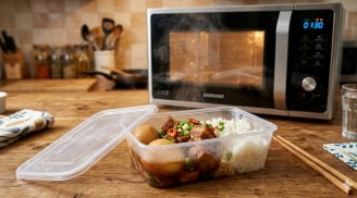 Hâm nóng đồ ăn trong hộp nhựa: Thói quen quen thuộc có thể khiến vi nhựa tích tụ trong não