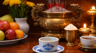 Thắp hương có thể dùng nước ngọt, cà phê, trà thay nước lọc không? Ý nghĩa thật sự của chén nước trên ban thờ
