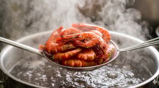 Luộc tôm đừng chỉ cho nước: Thêm thứ này, tôm đỏ au, thơm ngọt gấp đôi
