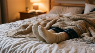 Mang tất khi ngủ: Thói quen nhiều người duy trì mỗi đêm nhưng không biết đang ảnh hưởng giấc ngủ