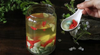 Vì sao khi làm tỏi ngâm giấm, có lúc tỏi bị xanh, có lúc không?