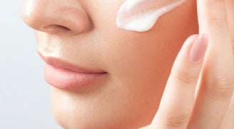 Thoa kem chống nắng đúng cách với công thức “2 trước – 3 sau” giúp bảo vệ da toàn diện