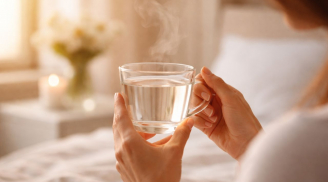 Uống nước ấm mỗi sáng thức dậy: 7 lợi ích bất ngờ