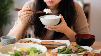  3 thói quen khi ăn uống âm thầm bào mòn sức khỏe, nhiều người làm mỗi ngày mà không biết