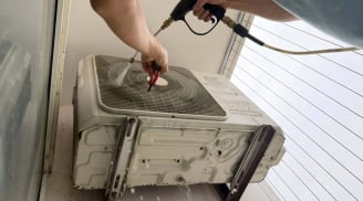Xịt nước vào cục nóng điều hòa để vệ sinh bụi bẩn có hại máy không?